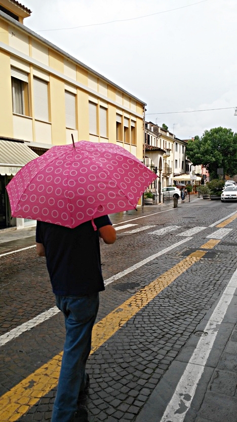 Színes és mintás férfi esernyő Padovában - Kocsmaturista