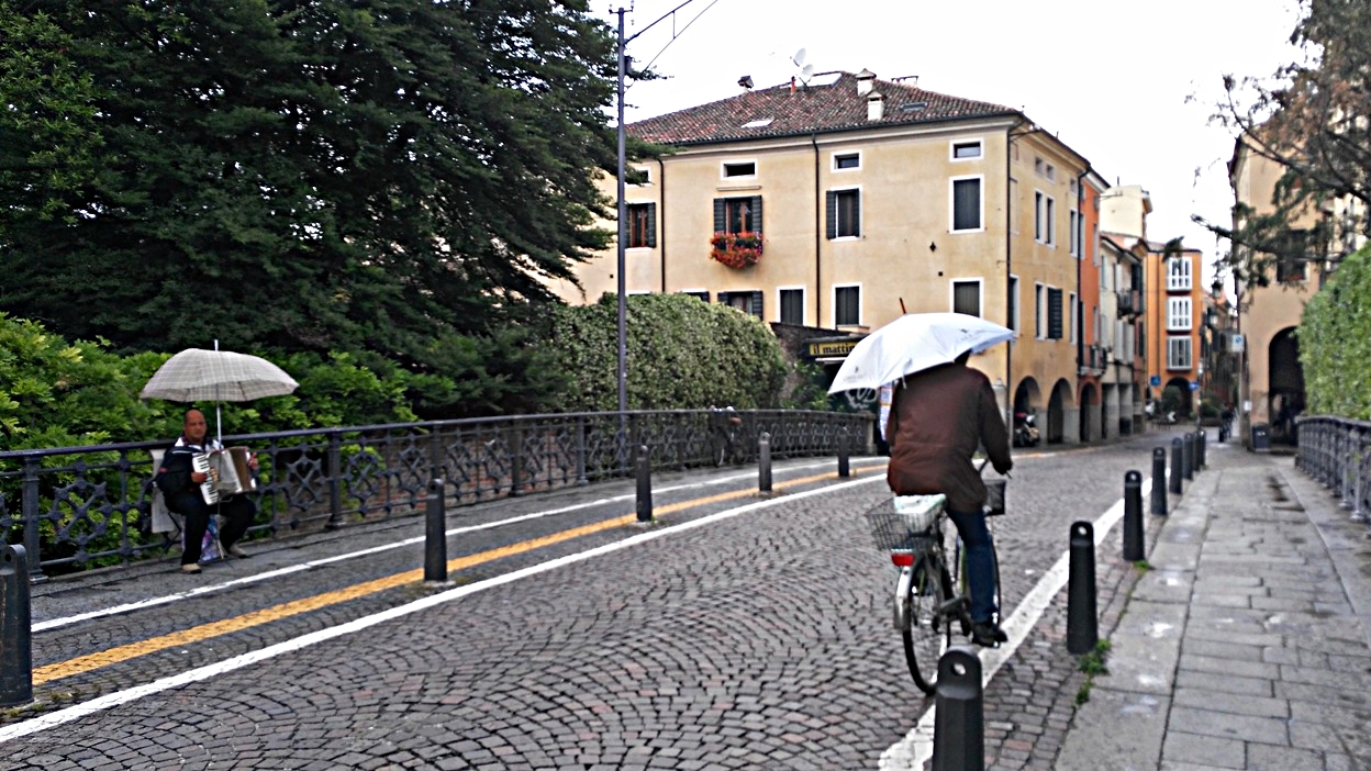 Az olaszok esőben Padovában - Kocsmaturista