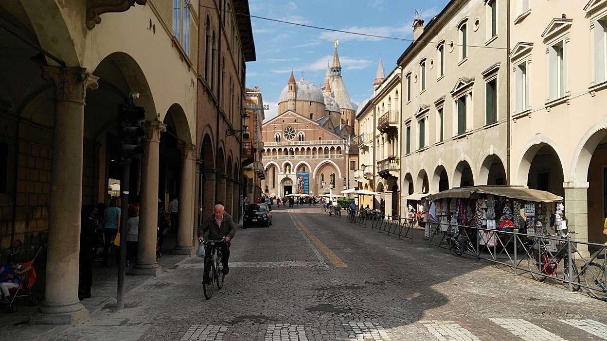 A bazilikára néző utca Padovában - Kocsmaturista