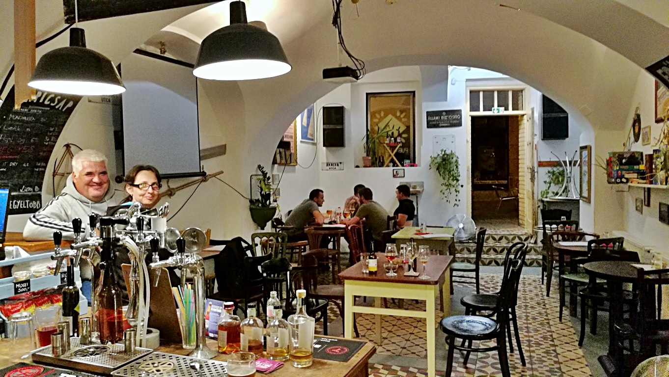 Kocsmalátogatások a Magyarországi Sörcikkgyűjtő Klubbal - Lima Pub & Hostel - beltér