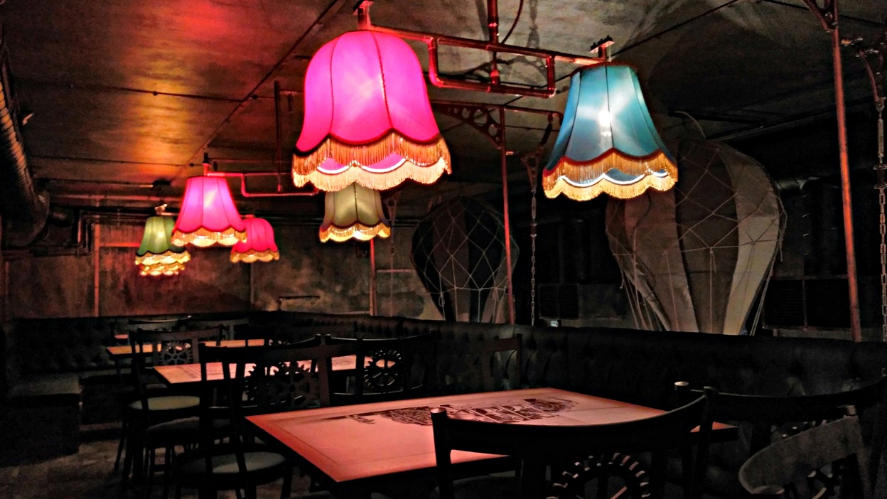 Krak'n Town, Budapest - Mutatós lámpabúrák a galérián - Kocsmaturista