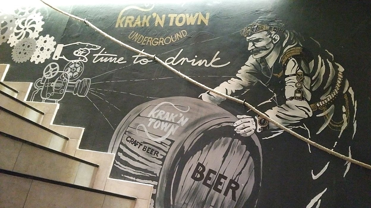 A Krak'n Town underground falfestménye a lépcsőfordulóban - Kocsmaturista