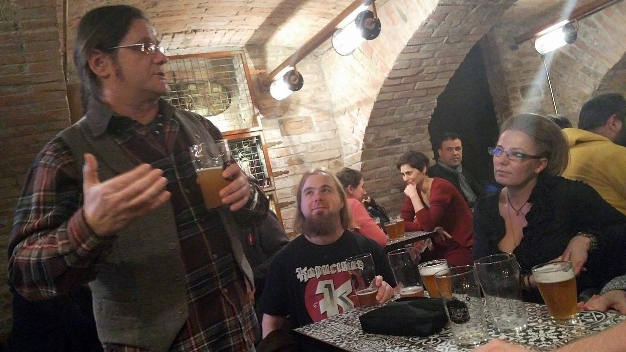 Késmárky Attila bemutatja a Kapucinus Sörfőzde új sörét a Krak'n Townban, a Rock Me Kapucinust.