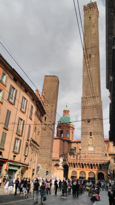A Via Ugo Bassi vége a tornyokkal, Bologna - Kocsmaturista