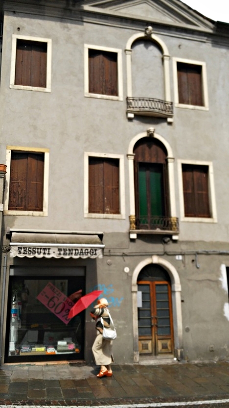 A piros gyakori szín volt az olaszok esernyő divatjában Padovában - Kocsmaturista