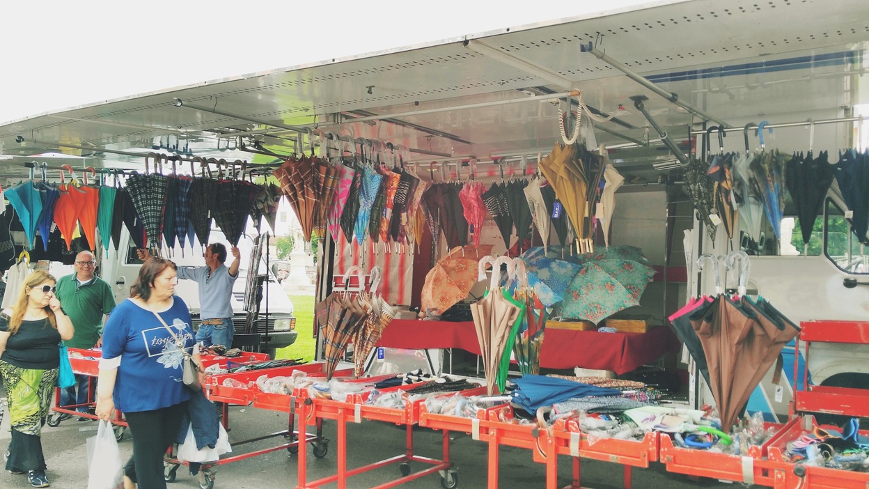 Esőernyőárus stand a padovai piacon