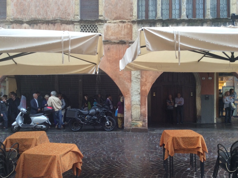 Az olaszok az esőben az árkádok alatt - Kocsmaturista