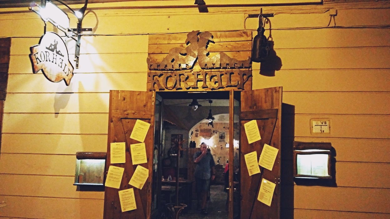 A Korhely bejárata Pécsen - Kocsmaturista