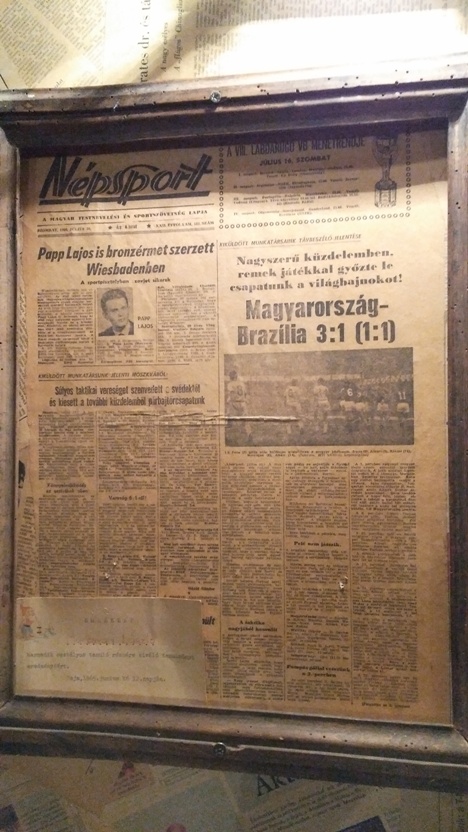 Az 1966-os magyar-brazil foci VB győzelem, 1966-ból a pécsi Korhely falán Népsport címlap formájában - Kocsmaturista