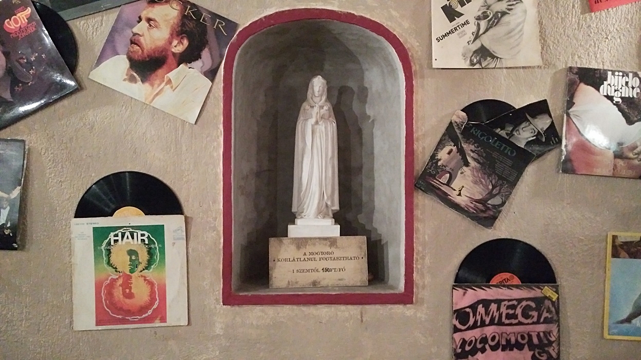 Szűz Mária szobor a falban Mexikóból Pécsen, a Korhelyben - Kocsmaturista
