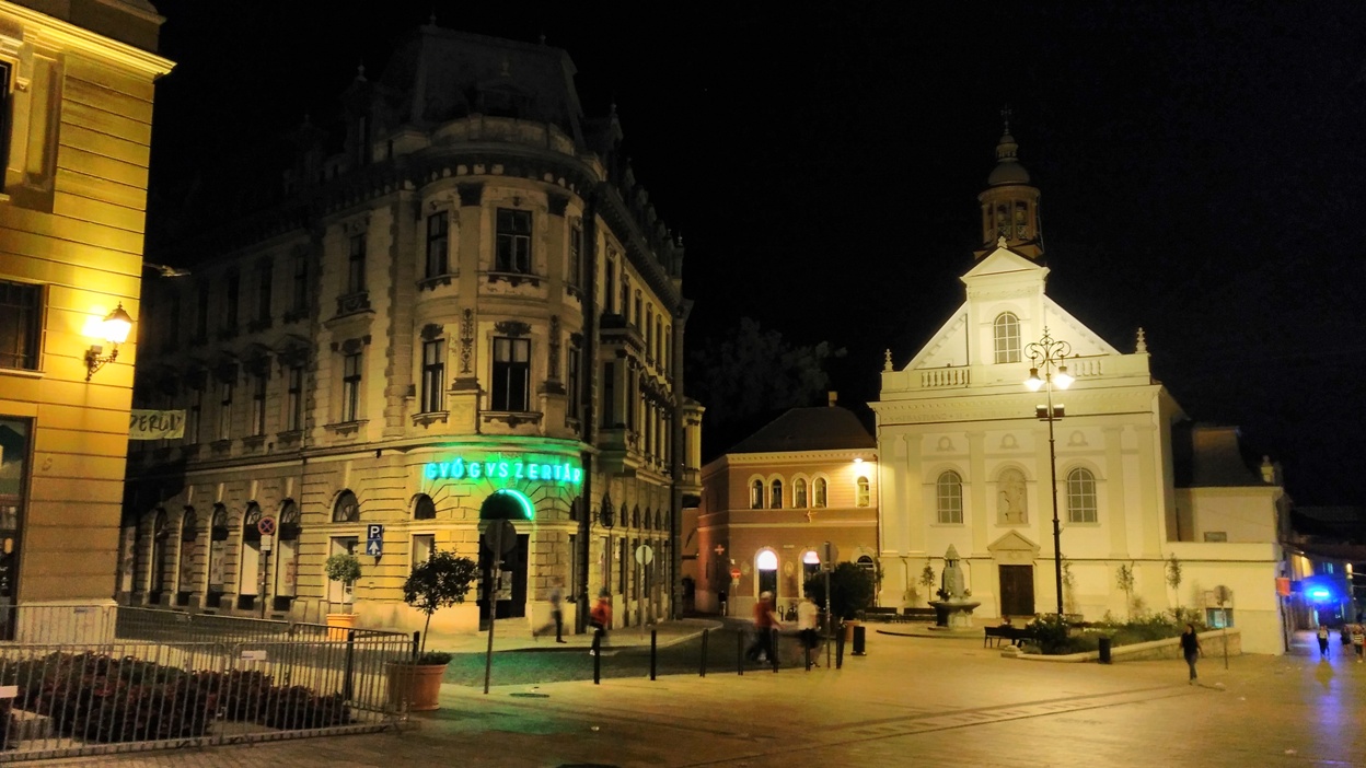 Pécs éjszaka kivilágítva - Kocsmaturista
