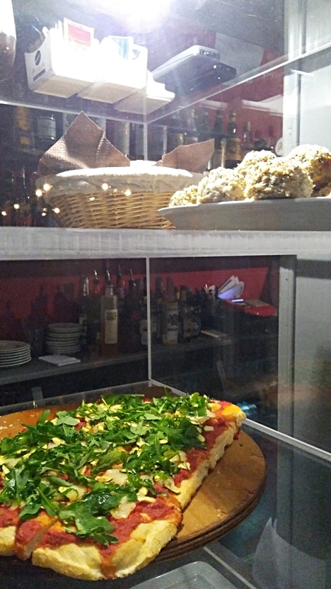 Pizzaszeletek az Al Buscaglione-ben Padovában, Kocsmaturista