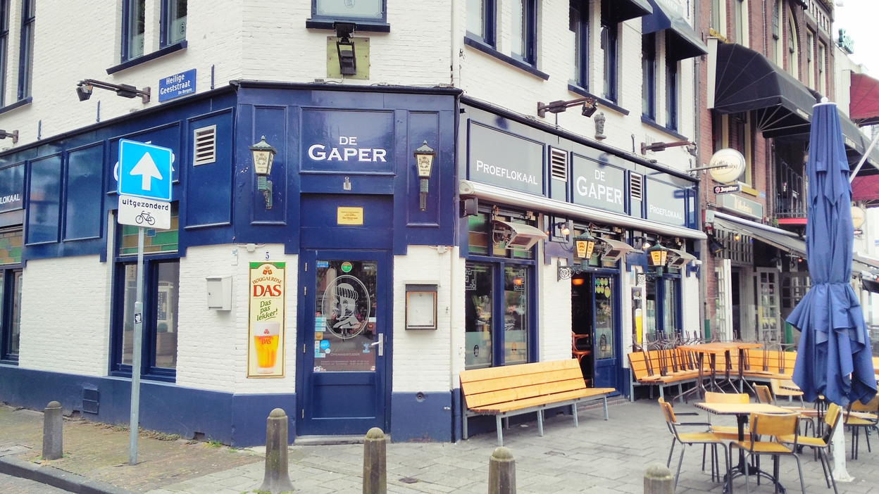 Kívülről angol pub-os jellegű kocsma Eindhovenben, De Gaper - Kocsmaturista