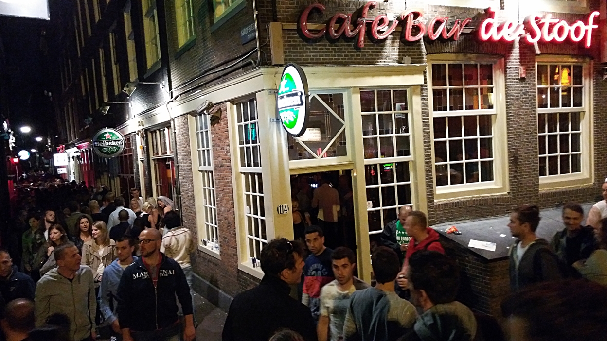 Tömeg a piroslámpás negyedben Amszterdamban - Kocsmaturista
