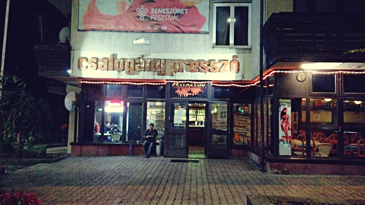 A Csalogány presszó kívülről Pécsen - Kocsmaturista