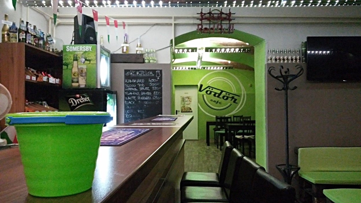 A Vödör café egyik névadó vödre Pécsen - Kocsmaturista