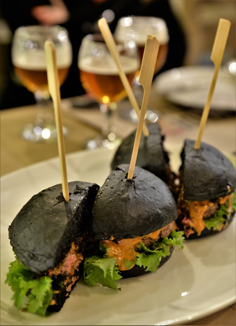 Fekete hamburger a Hunyadi Gasztroműhelyben - Kocsmaturista