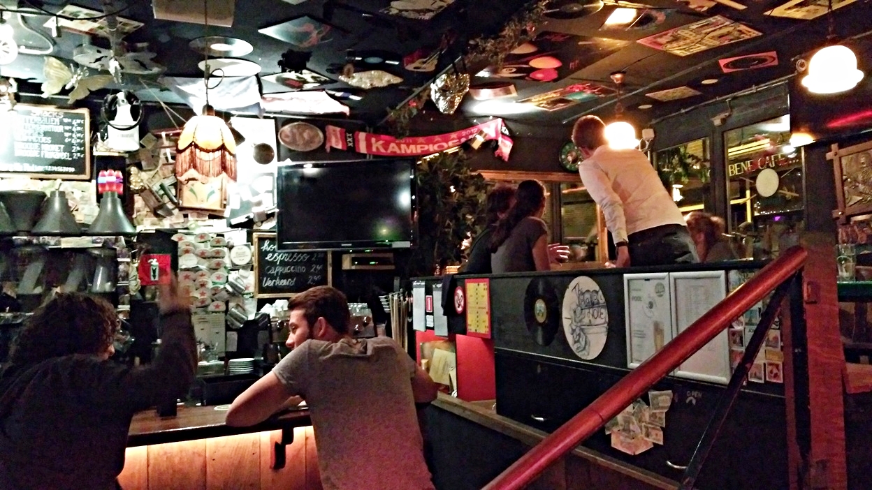 A bár és az egyik galériakuckó a Pool Barban, Amszterdamban - Kocsmaturista