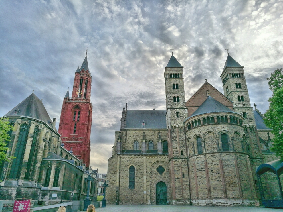 Vrjithof, Maastricht főtere a Szent János és Szent Szervác templomokkal