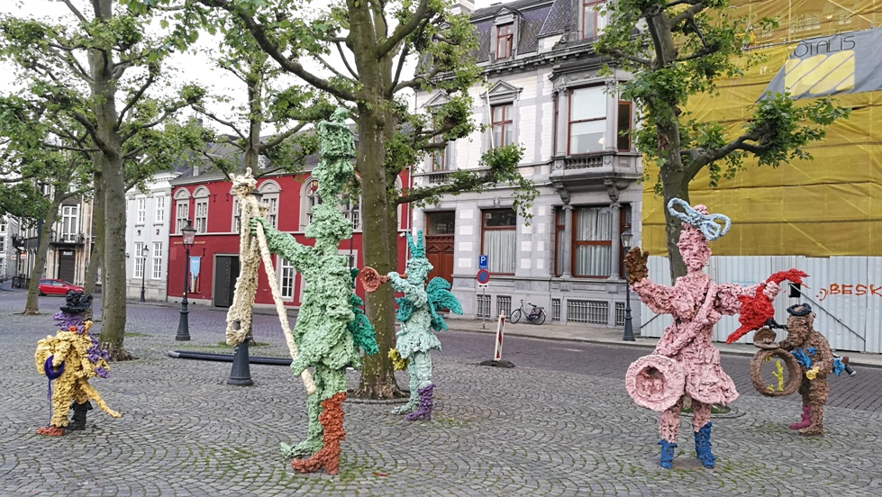 Maastricht Vrjithof főterén karneváli zenekar figurái - Kocsmaturista