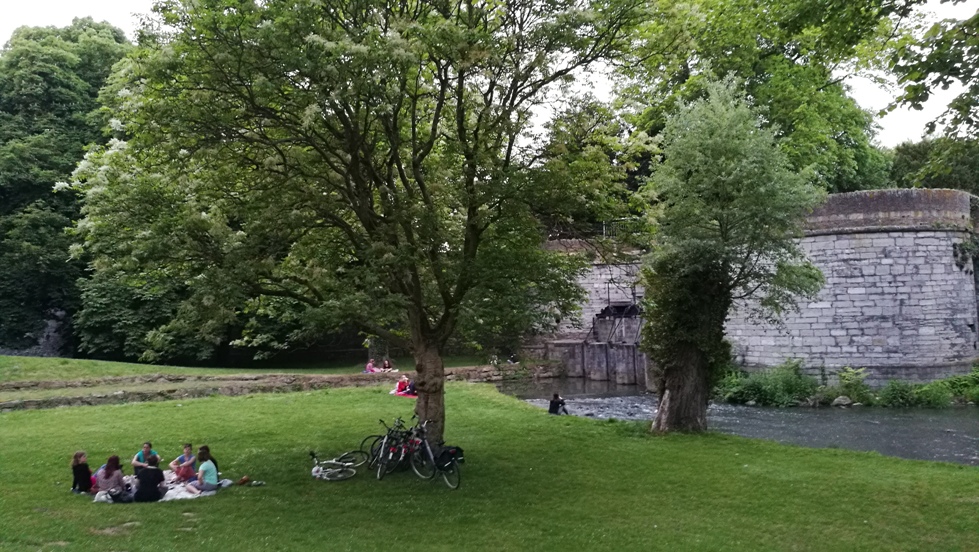 Piknikező egyetemisták Maastrichtban, Hollandiában - Kocsmaturista