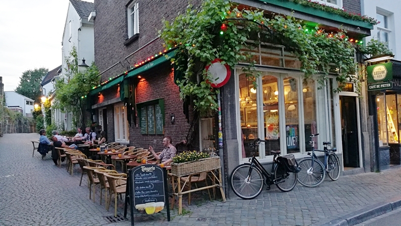 A maastrichti kocsma, Café De Pieter kívülről - Kocsmaturista