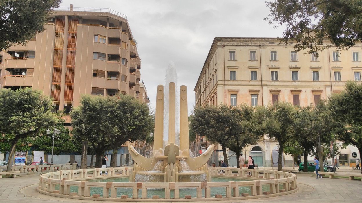 Brindisi kocsmái - Piazza Carioli - Fontana delle Ancore (a horgonyok szőkőkútja)