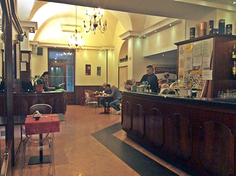 Brindisi - A Central Bar beltere - Kocsmaturista