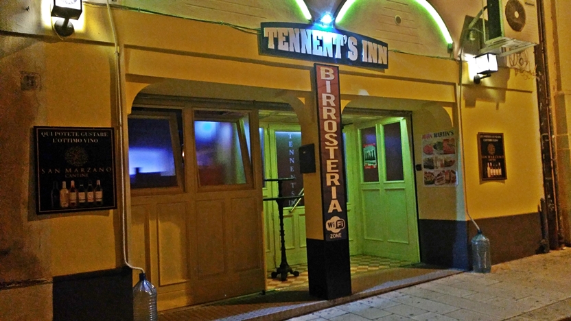 Tennent's Pub Inn bejárat Brindisiben - Kocsamturista
