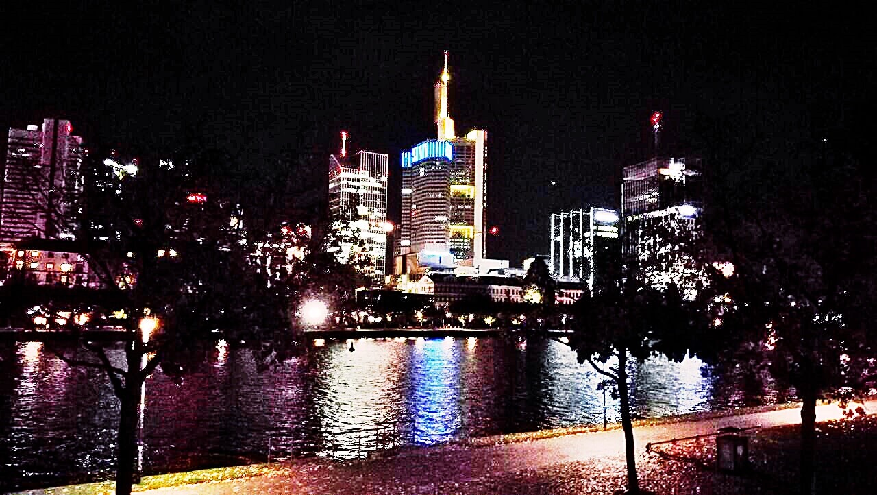 Frankfurt - felhőkarcolók éjjel - Kocsmaturista