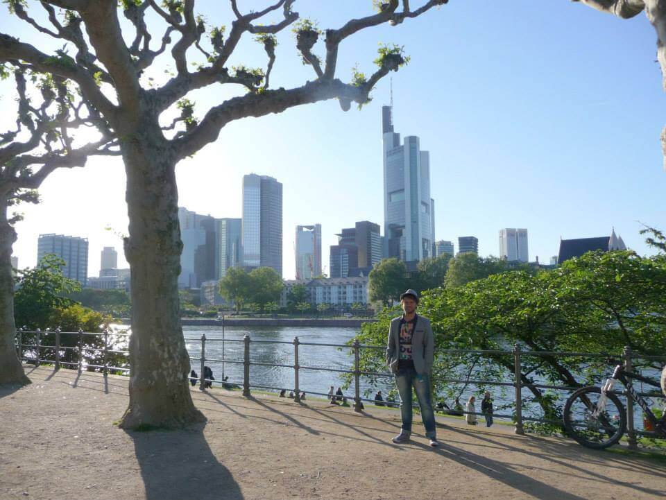 Frankfurt - Majna parton szép fák és felhőkarcolók - Kocsmaturista