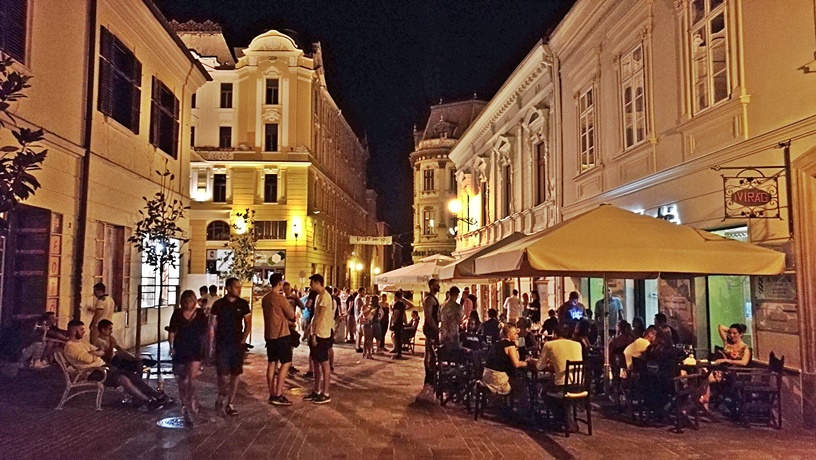 Pécs kocsmái - Vödör Café nyári éjjelen - Kocsmaturista