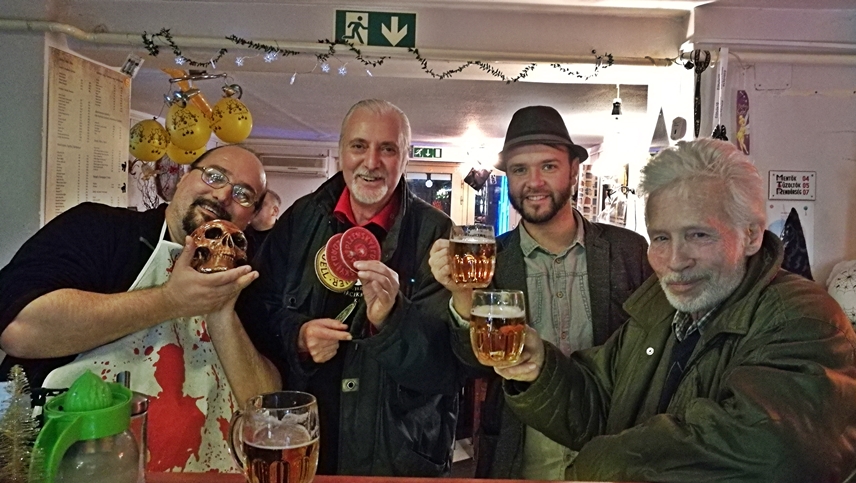 A Magyarországi Sörcikkgyüjtő Klub tagjaival a KáOsZ Drink Stationban - Kocsmaturista