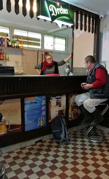 Székesfehérvár kocsmái - Dorisz és a vendég a Topogóban - Kocsmaturista