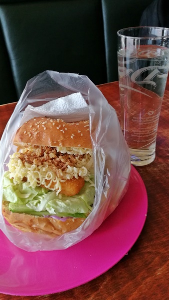 Salgótarján Kocsmái és a 4 Birtok - Amstelben a Dixie Csirke hamburger - Kocsmaturista