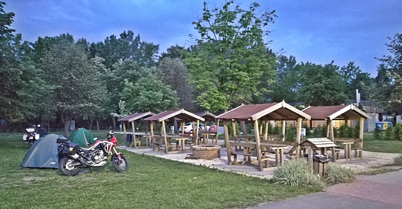 Aranypart Camping - Siófok-Szabadifürdő - Tűzrakóhelyek és kinti étkezők - Kocsmaturista