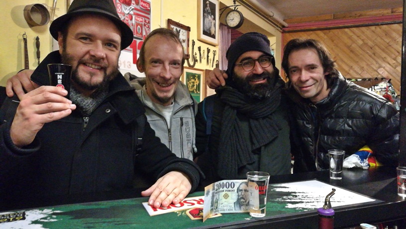 Budapesti kocsmatúra olasz szemmel - Az Árnyas sörözőbe velünk tartó csapattal - Kocsamaturista