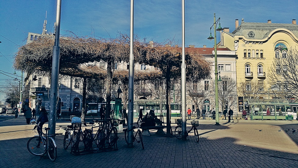 Szegedi kocsmák - Széchényi tér széle az Anna kútnál - Kocsmaturista 