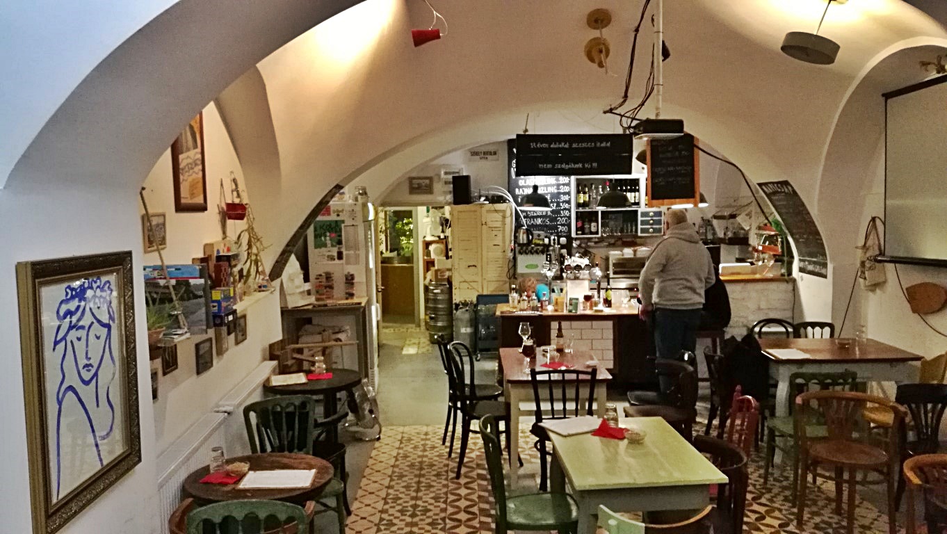 Kocsmalátogatások a Magyarországi Sörcikkgyűjtő Klubbal - Lima Pub & Hostel - Beltér a pult irányába