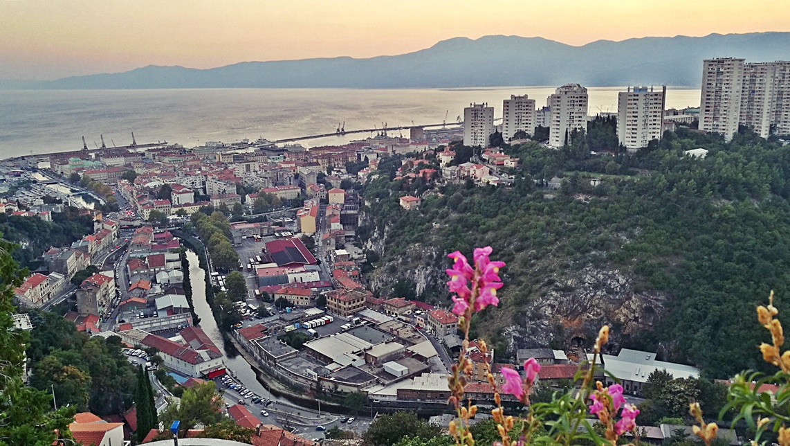 Kilátás a Trsatból a városra . Helikopter nélkül Fiumében - Rijeka
