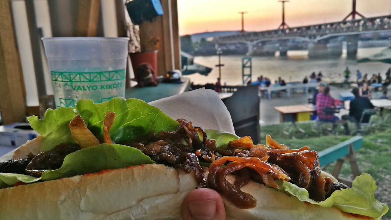 Kocsmalátogatások a Magyarországi Sörcikkgyűjtő Klubbal - VALYO Kikötő - balkán hot-dog
