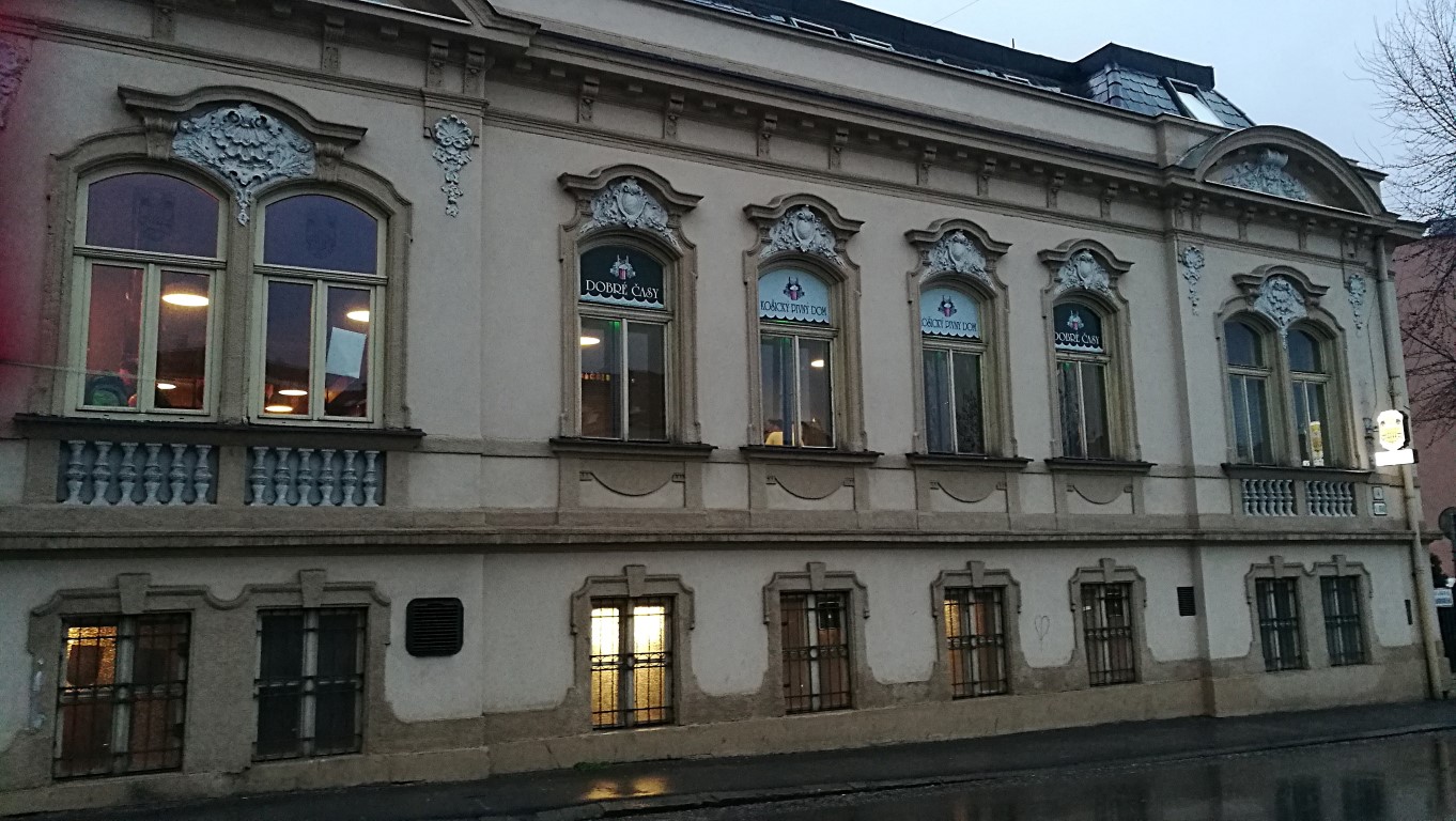 Dobré Časy, Kassa - Kocsmaturista - épület kívülről 