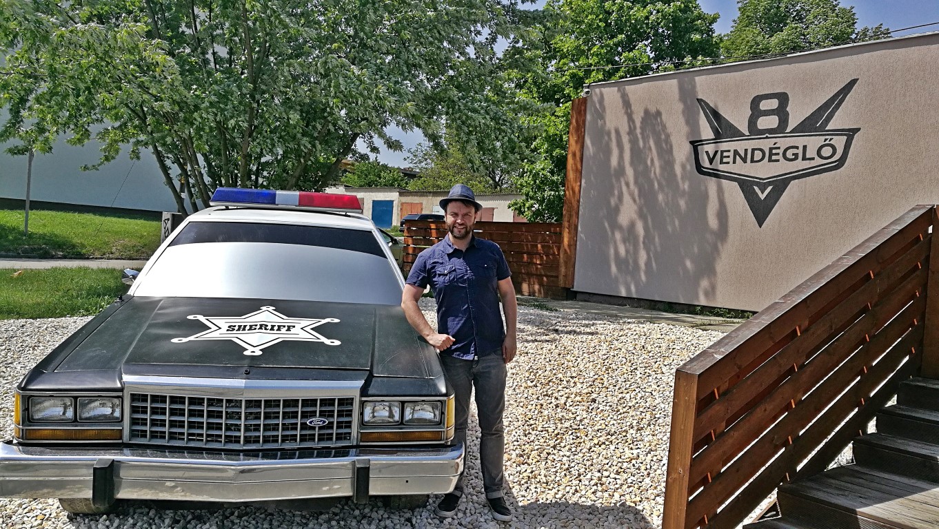 V8 Vendéglő, Oroszlány - Kocsmaturista - rendőrautóval a ház előtt
