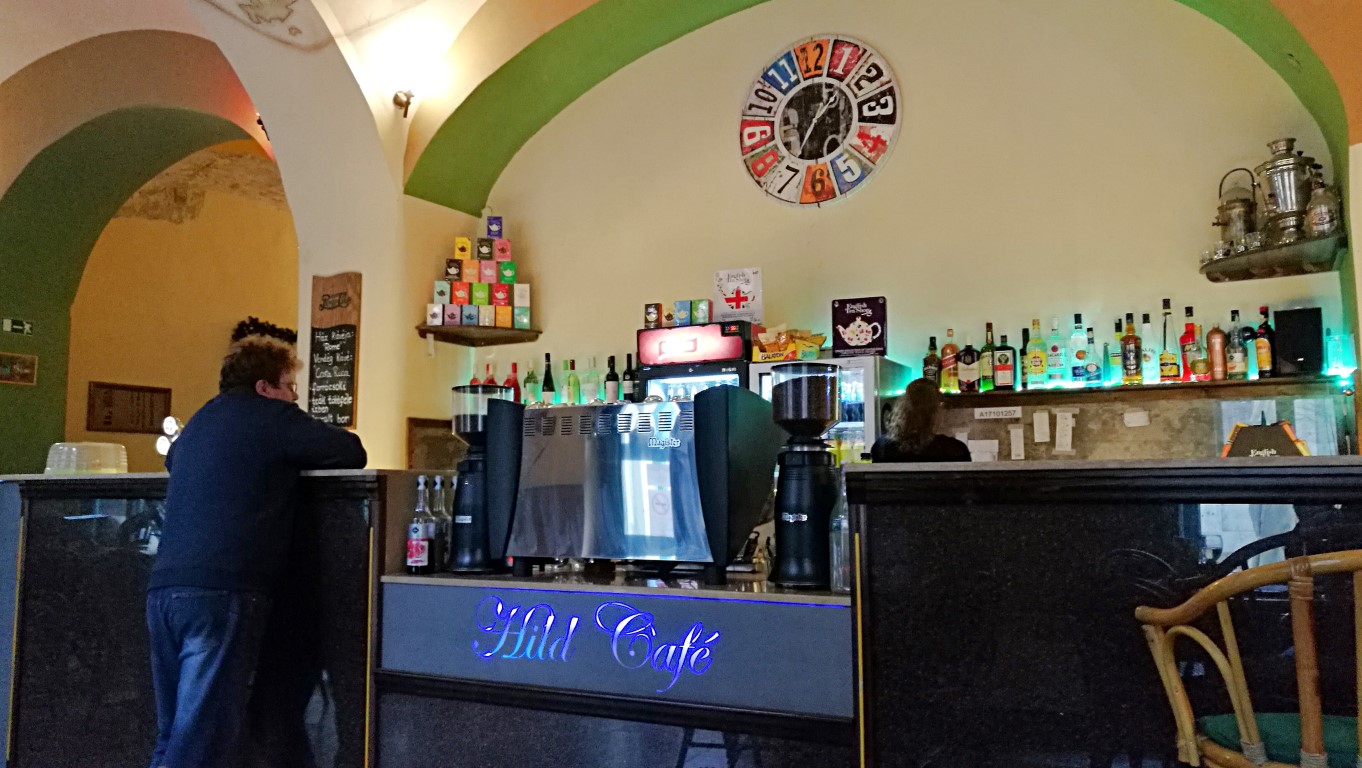 Esztergom - Hild Café - a pult- Kocsmaturista 