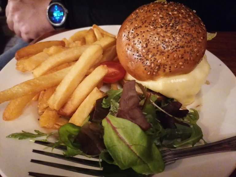 Anglia és kocsmaélete - népszerű pubkaja itt is a hamburger hasábburgonyával - Kocsmaturista