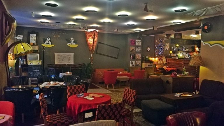 Cool Tour Café, Pécs - Léteznek-e még magyar romkocsmák - Kocsmaturista 02