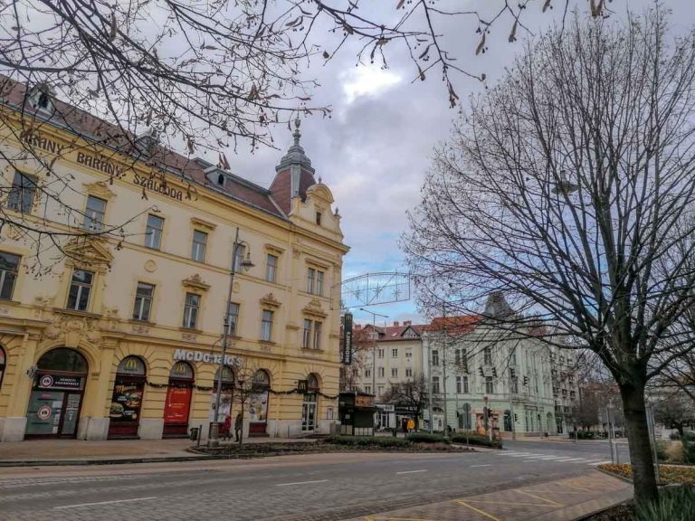 Széchenyi tér és Arany Bárány Hotel - Zalaegerszeg és kocsmaélete - Kocsmaturista